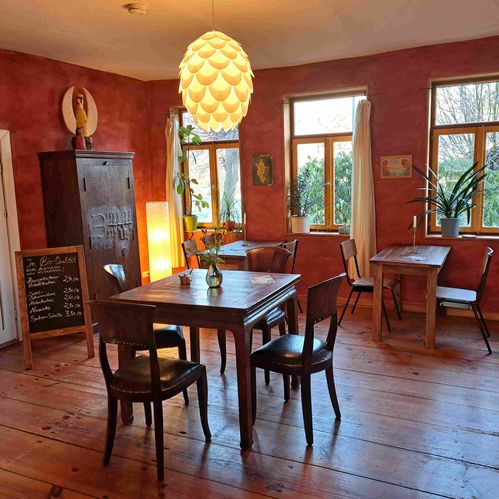 Café mit Kuchen und Getränken